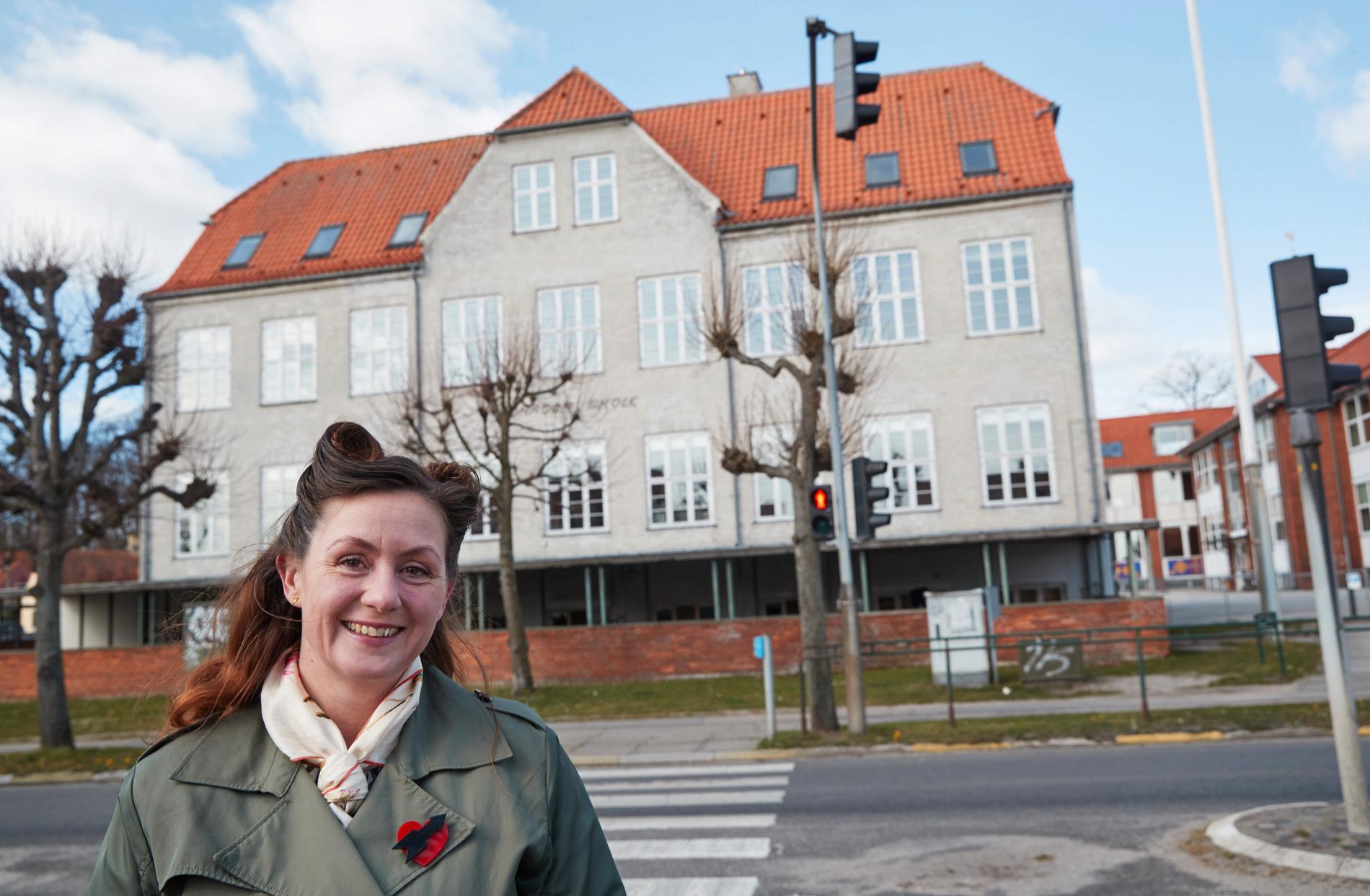 "Jag tror att det är jättebra för barnen att få komma igång igen", säger Luise Gibler, vars två barn får vänta till nästa vecka innan deras skola i Allerød på norra Själland öppnar.