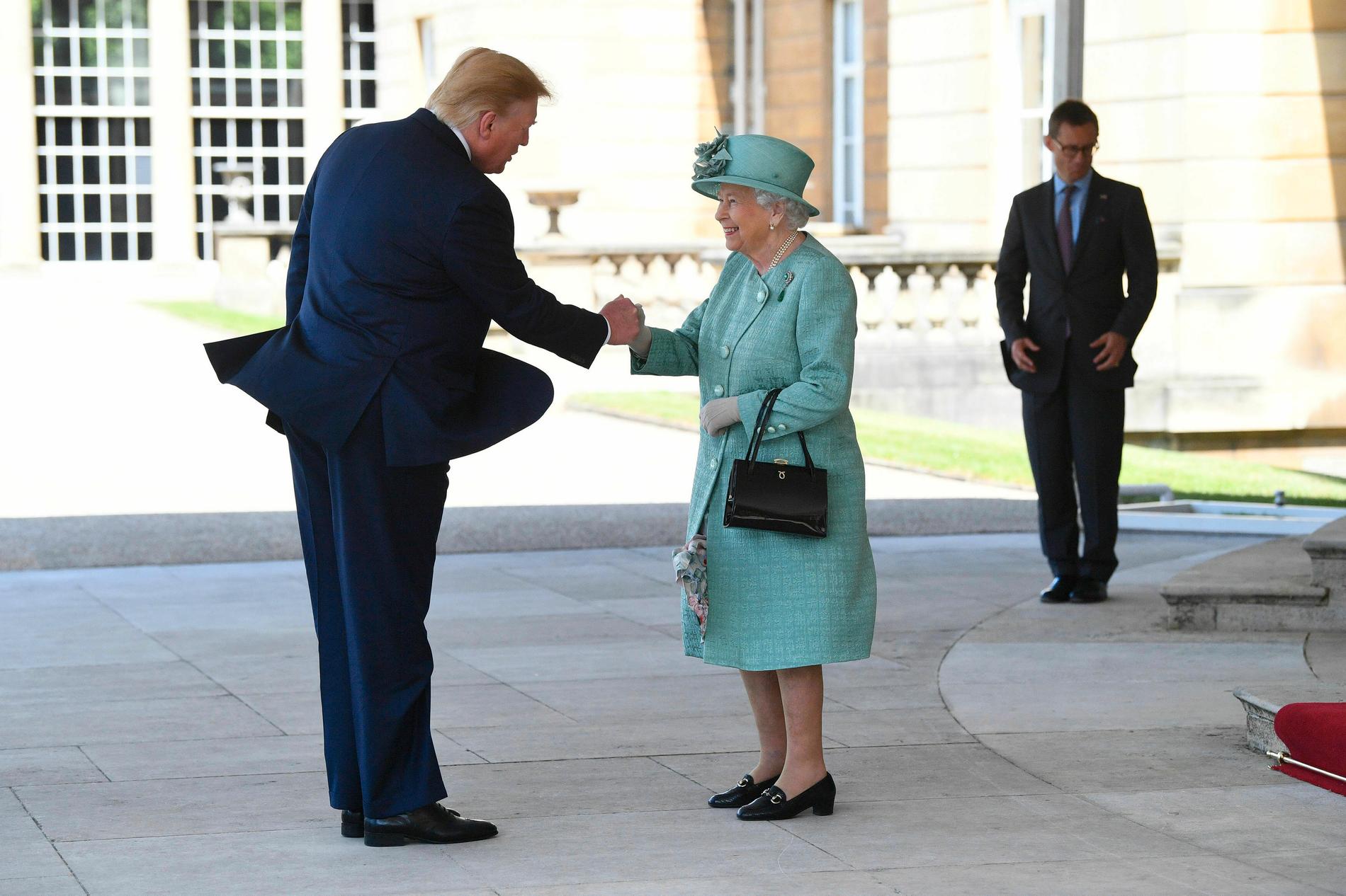 Drottning Elizabeth hälsar på Donald Trump.