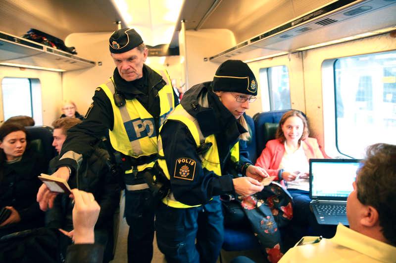 Polis utför gränskontroll i Hyllie. Kritiken mot id-kontrollerna har varit hård eftersom den försvårar pendlingen mellan Danmark och Sverige.
