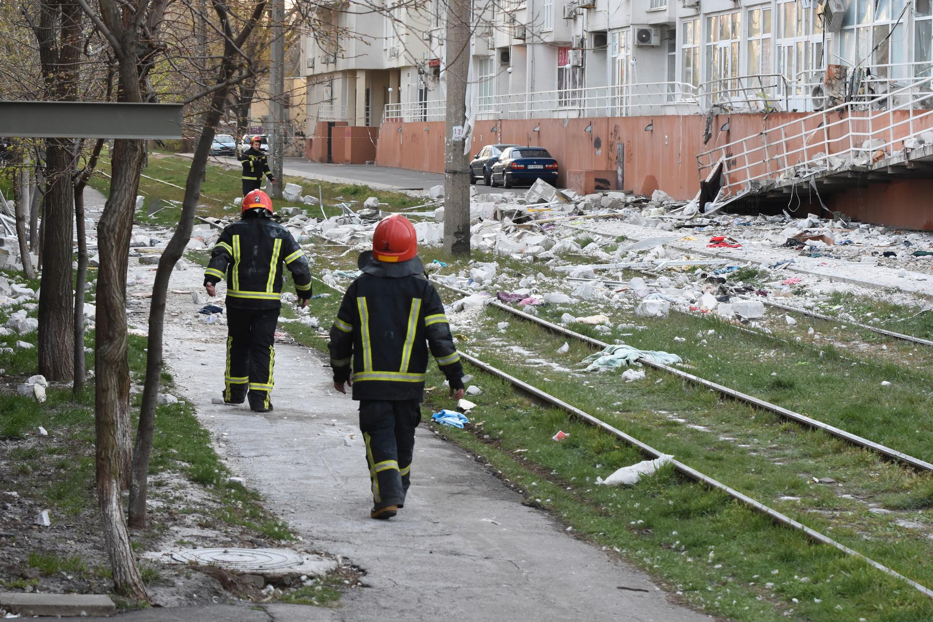 Brandmän vid en förstörd byggnad i Odessa på lördagen. 
