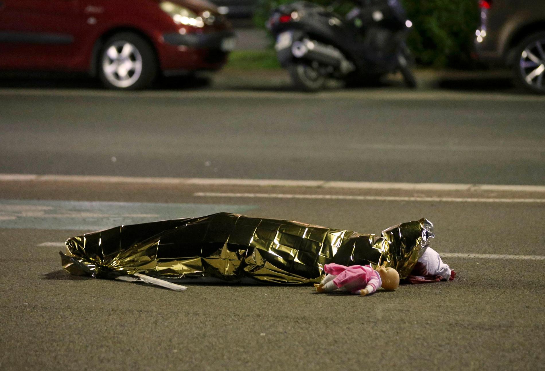 En hjärtskärande bild från attacken. Franska polisen har bett om att man inte ska dela bilder på offer. Aftonbladet har gjort bedömningen att publicera bilden då offret inte går att identifiera. 