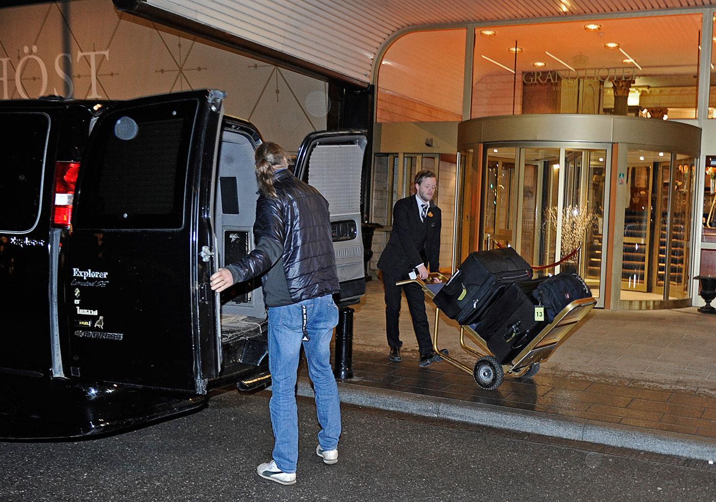 Justin Biebers bagage lastades i natt från Grand Hotel för vidare transport till Finland.