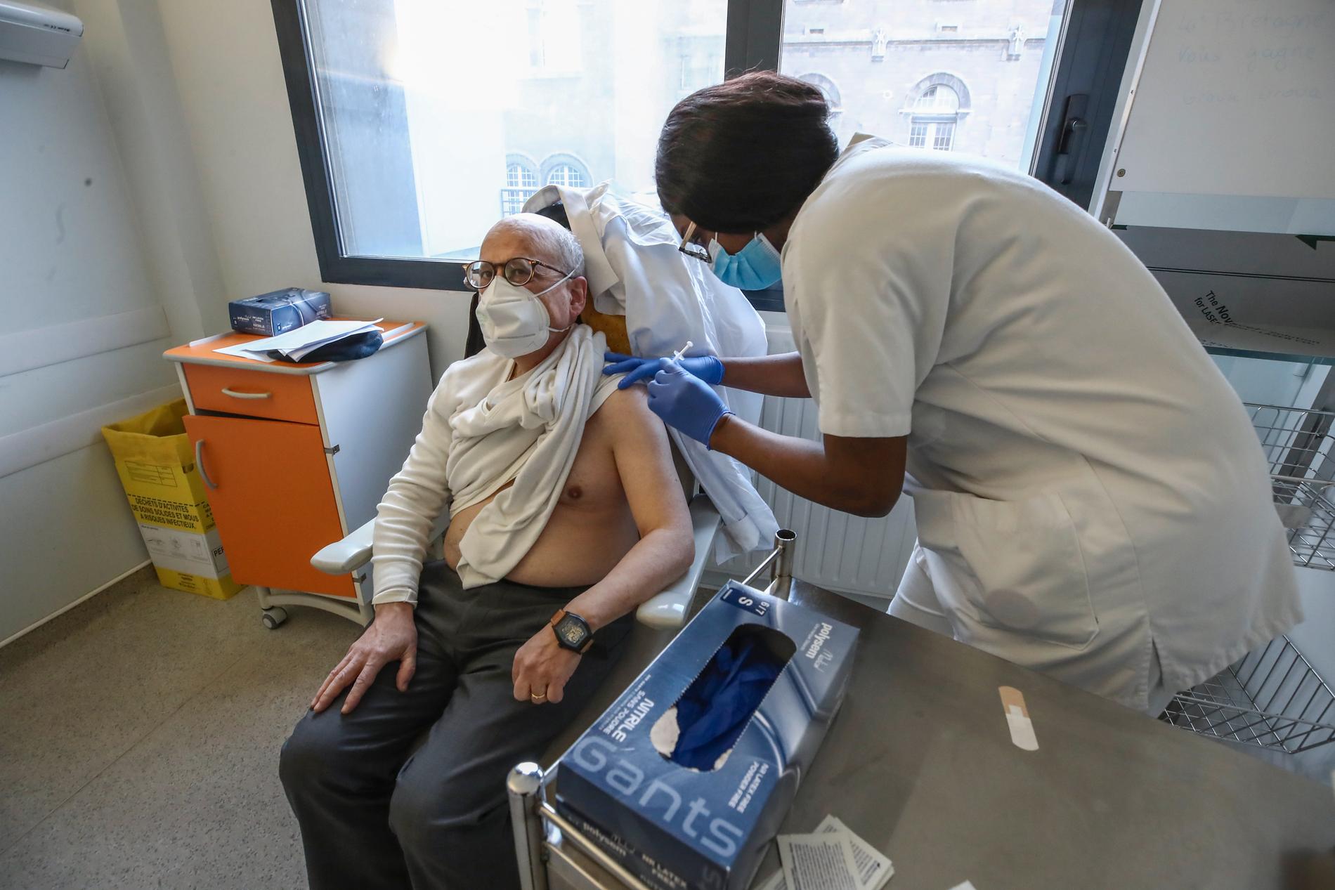 Vaccinering pågår mot covid-19 på ett sjukhus i Nanterre utanför Paris. Arkivbild.
