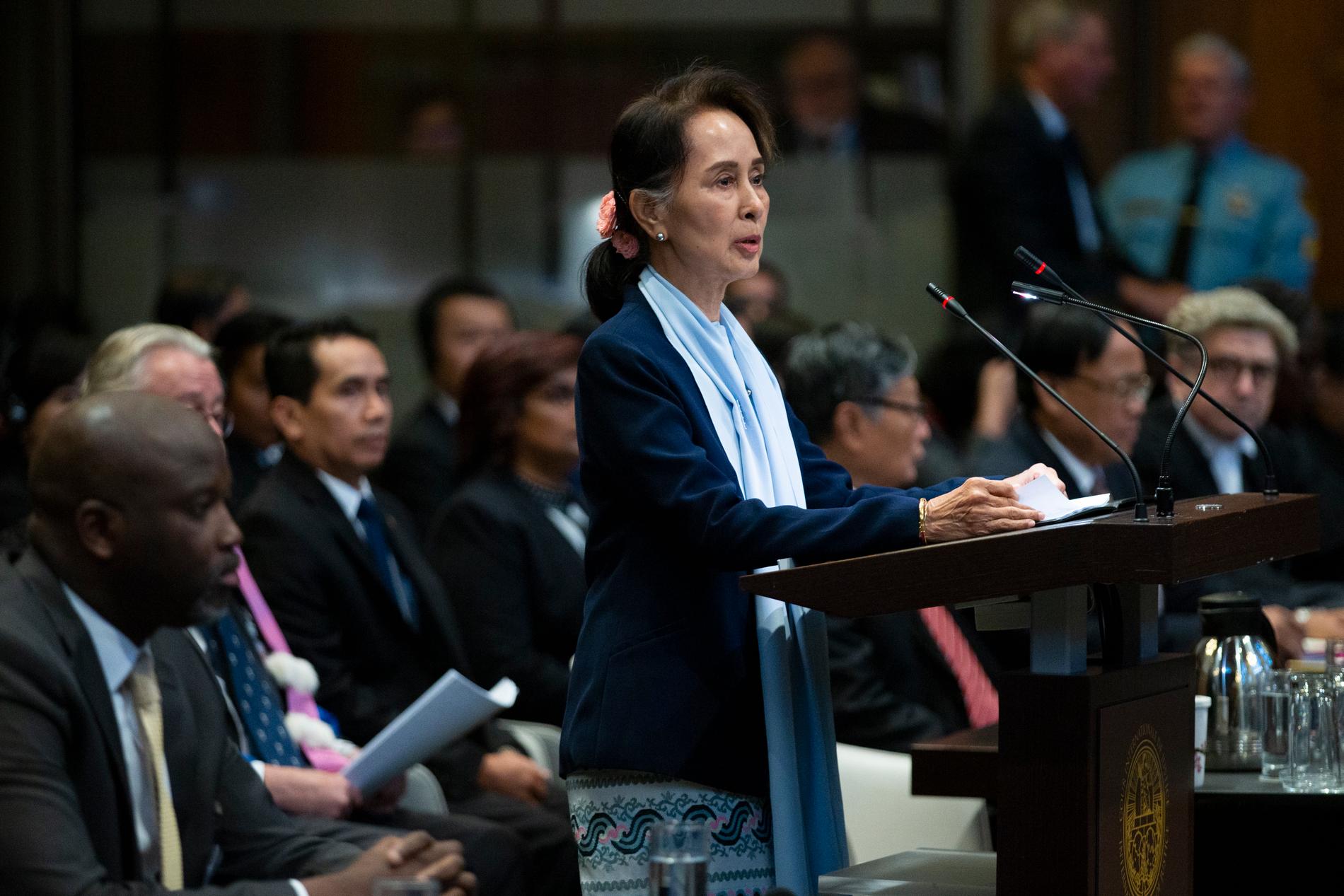 Burmas civila ledare Aung San Suu Kyi försvarar sitt land mot anklagelser om folkmord inför domare vid Internationella domstolen (ICJ) i Haag.