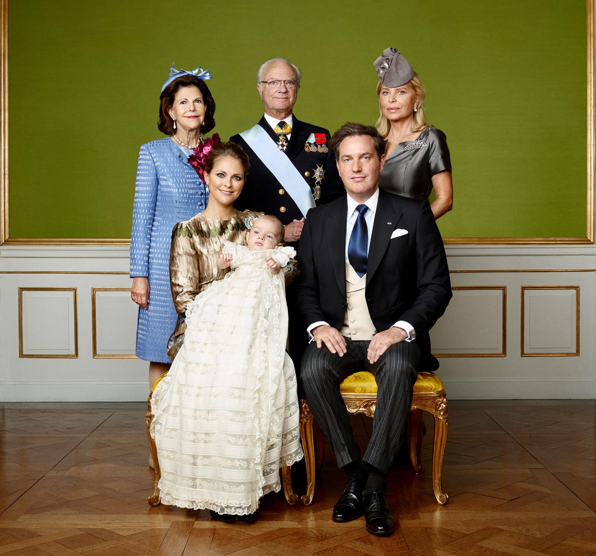 Lillprinsen med mamma och pappa. Här syns också kungen och drottningen samt Chris O'Neills mamma.