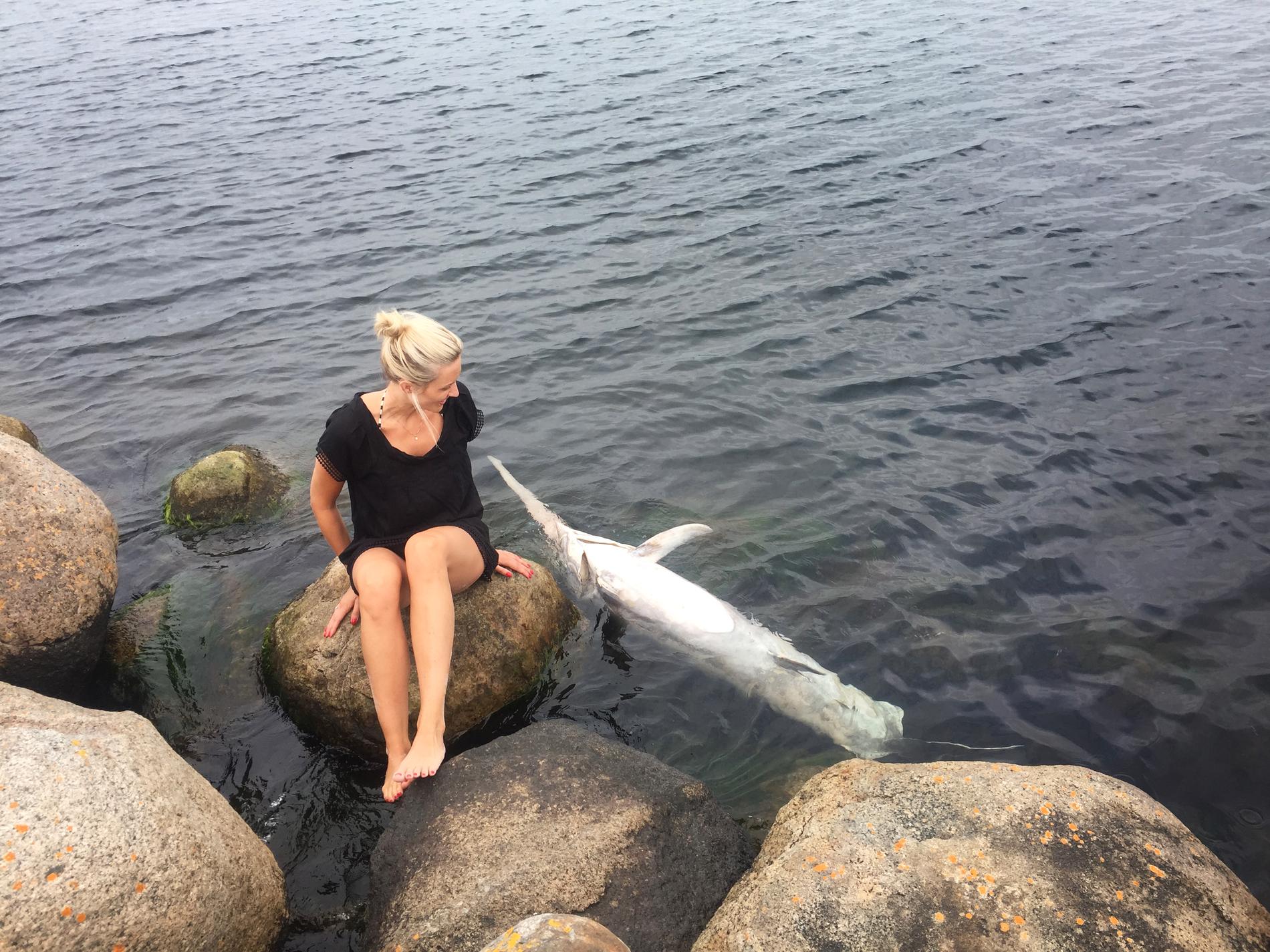 Isabelle Schori och den döda svärdfisken.