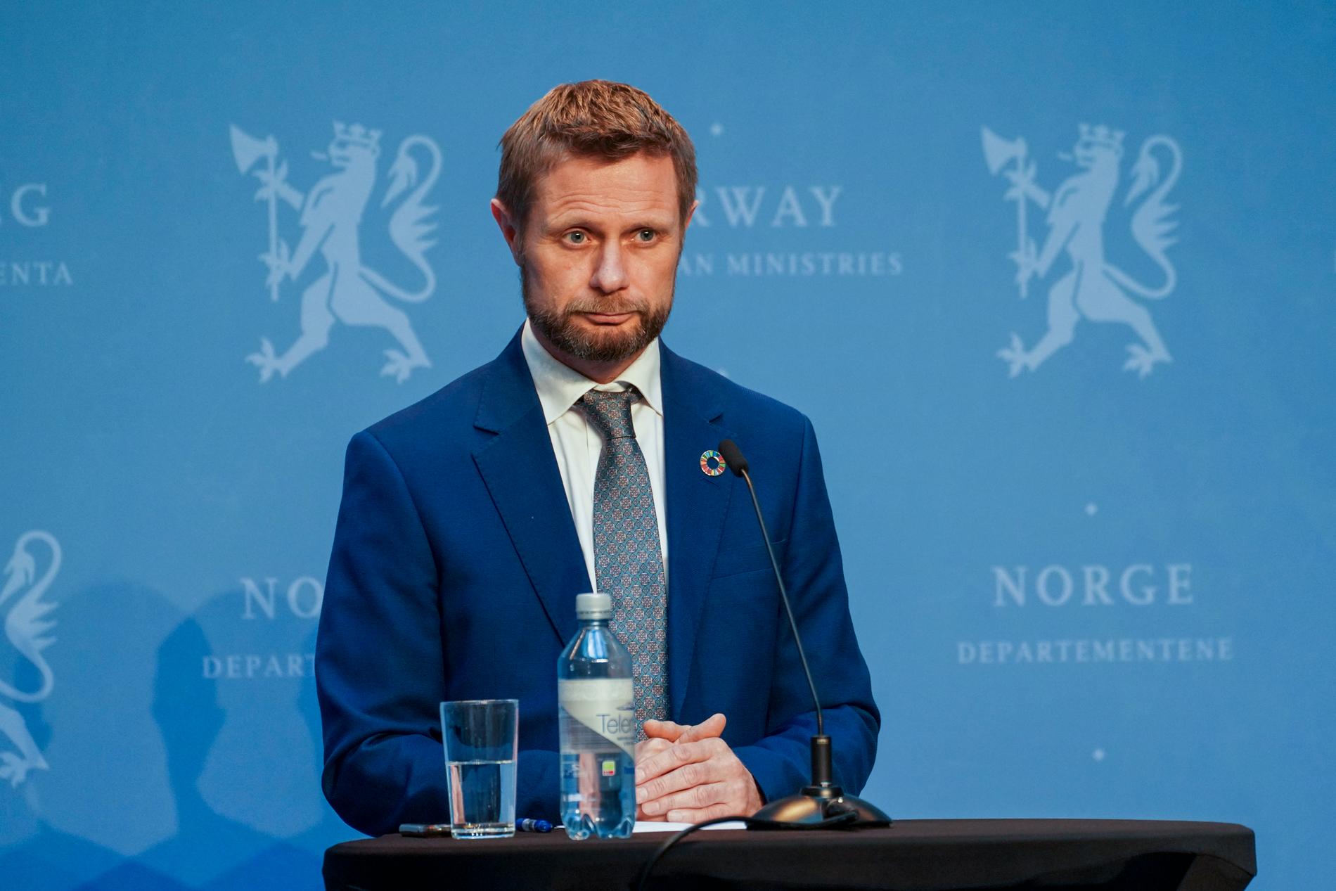 Norges hälso- och omsorgsminister Bent Høie vid en presskonferens om coronaviruset.