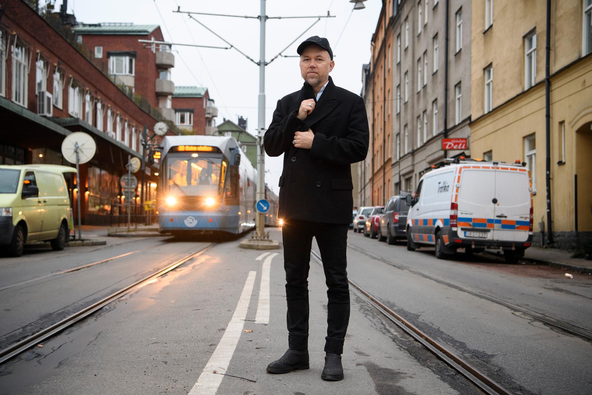 I "Hundåren – motgångspodden" intervjuar Tomas Andersson Wij kända artister, författare och komiker om deras värsta yrkesverksamma år.