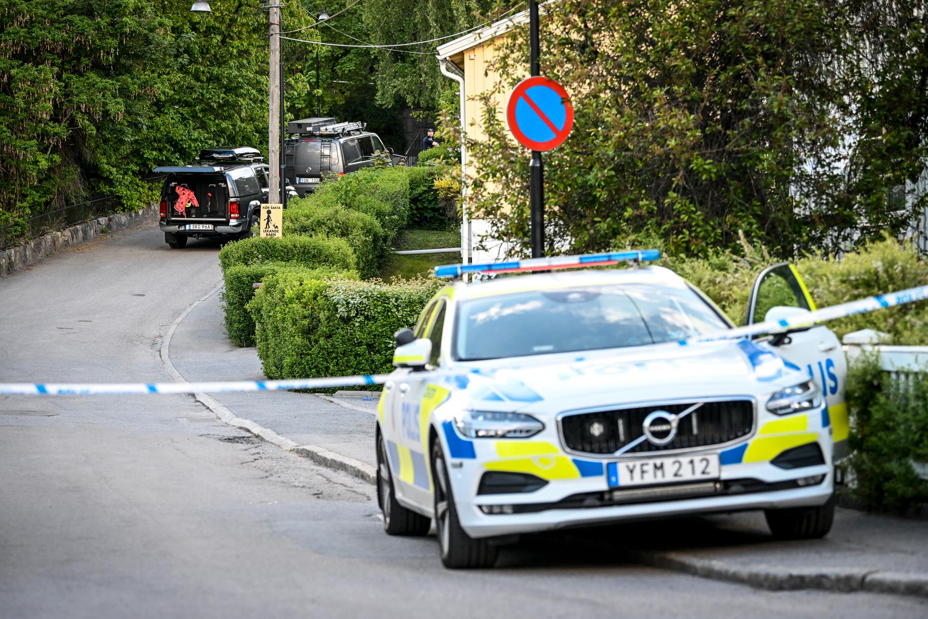 En kvinna i 40-årsåldern och ett barn i femårsåldern har avlidit efter att ha misshandlats svårt i Mälarhöjden i södra Stockholm. En man har anhållits misstänkt för mord efter en stor polisinsats.