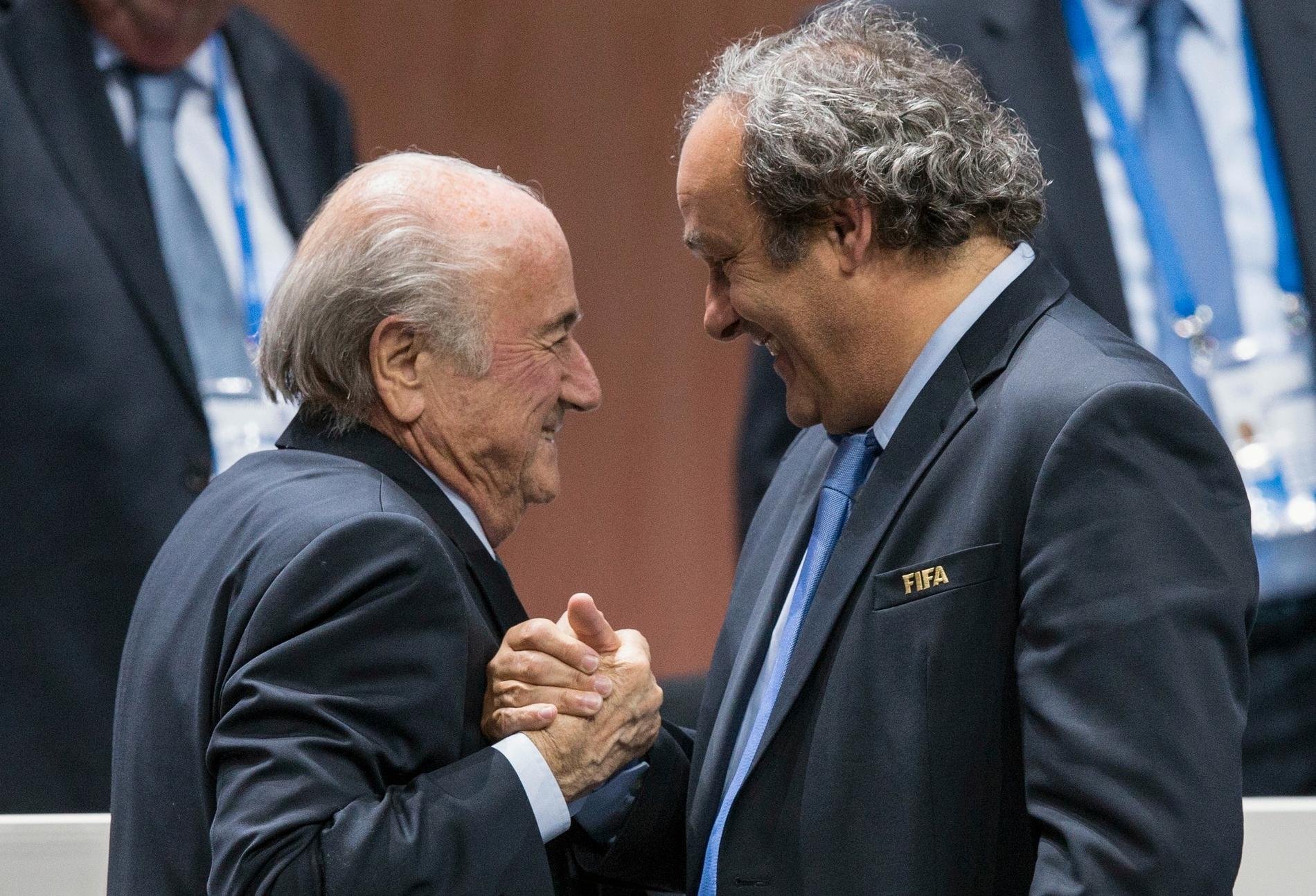Sepp Blatter och Michel Platini hälsar efter Blatter blivit omvald som Fifa-president. I juni ska de upp i rättegång för bedrägeri. Arkivbild.