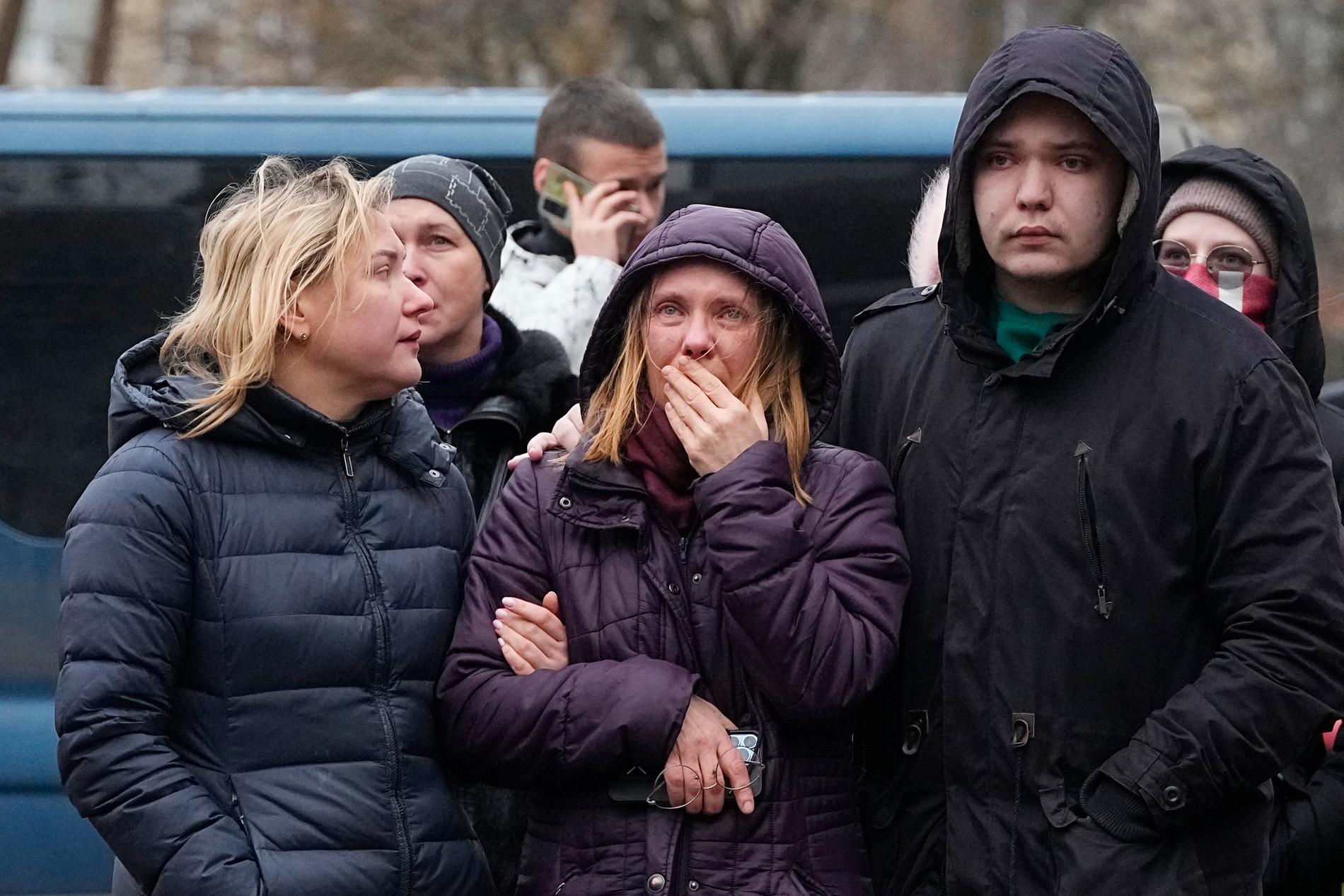 Boende som lyckades fly efter att deras hus attackerats i Kiev.