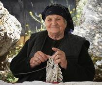 Handgjorda dukar är en populär souvenir från Bulgarien. Här vid ingången till Kaliakra.