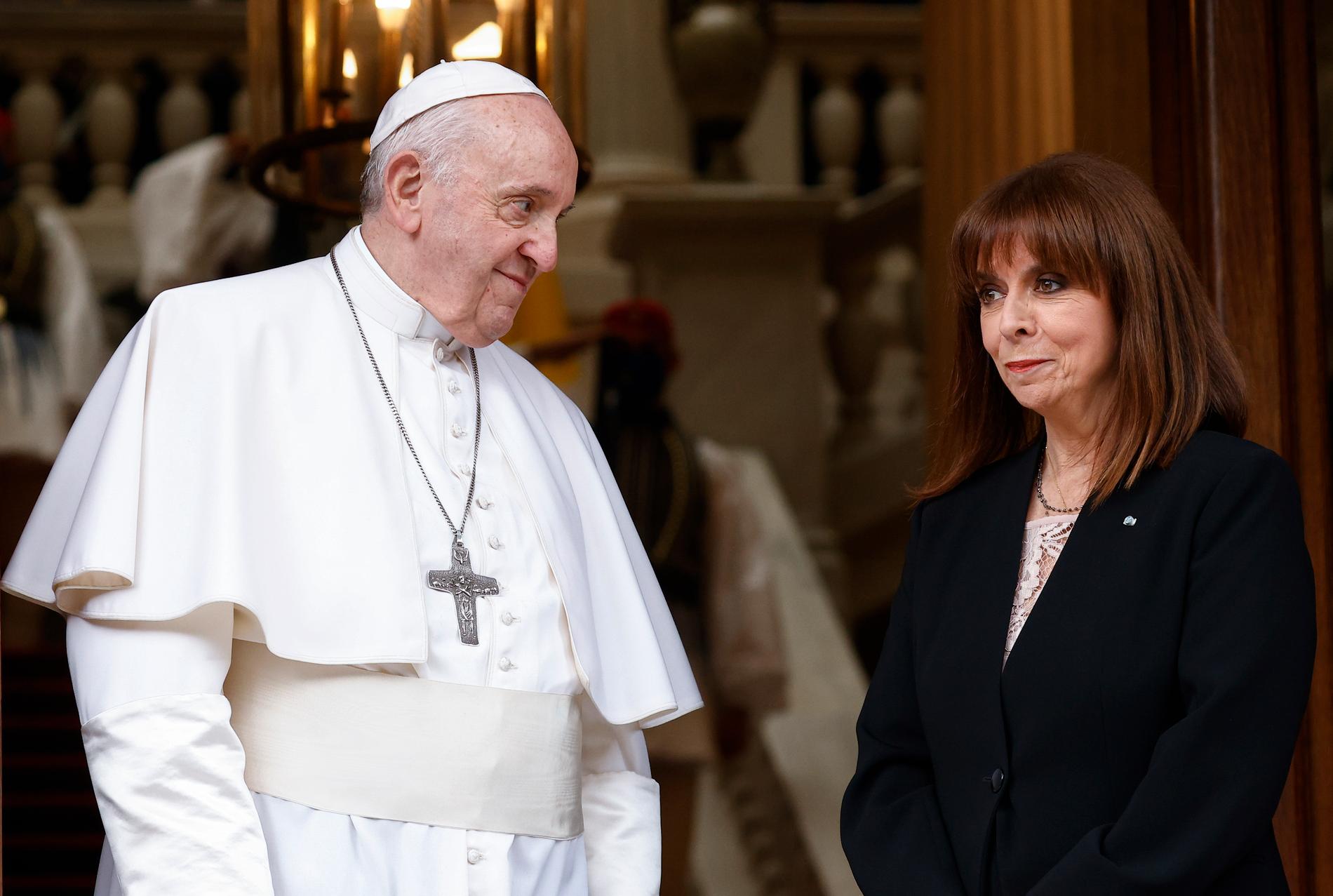 Påve Franciskus möter Greklands president Katerina Sakellaropoulou.