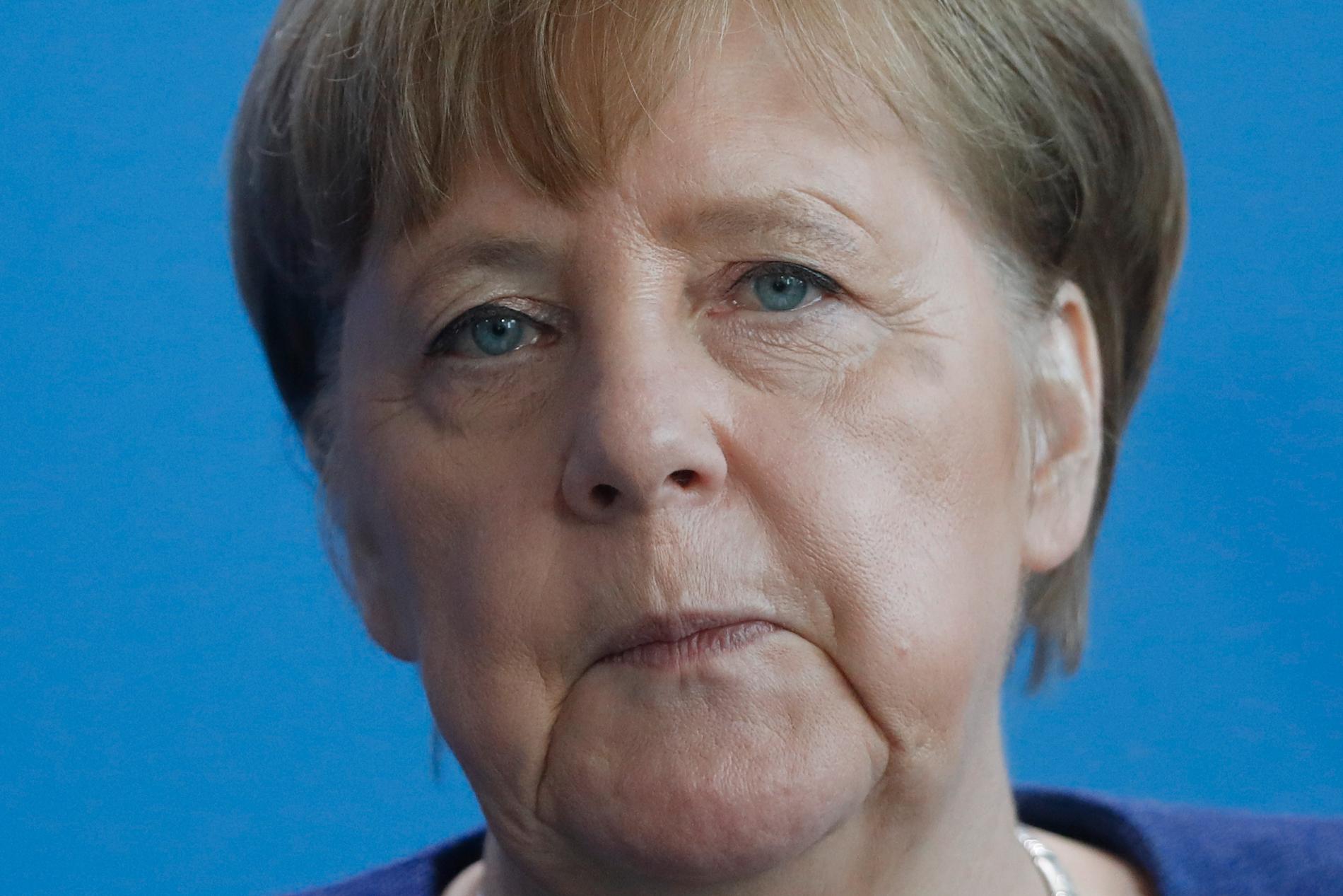 Tysklands förbundskansler Angela Merkel varnar för att coronapandemin är den värsta krisen för EU hittills.
