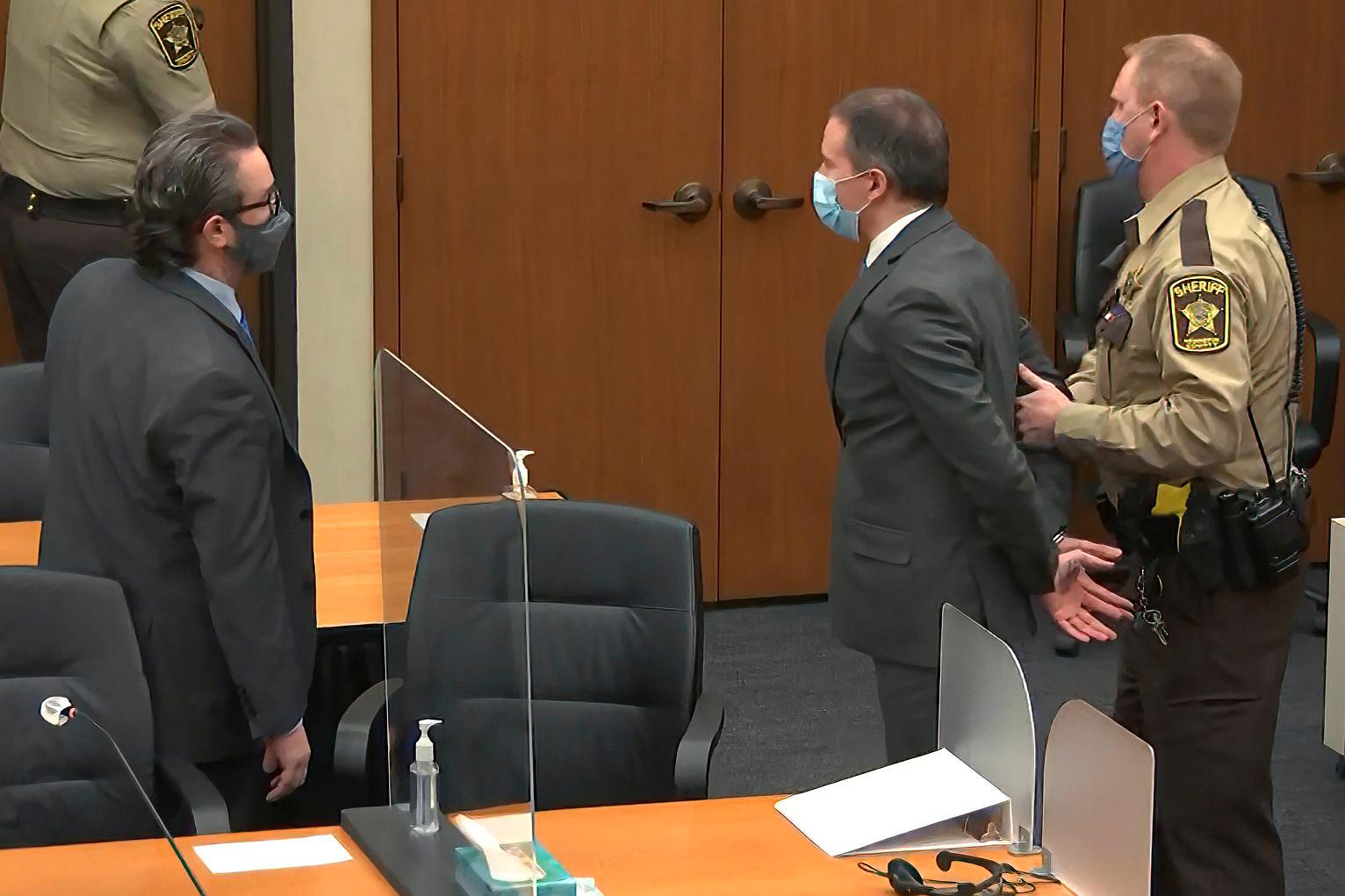 Derek Chauvin leds ut från rättssalen efter att domen fallit 