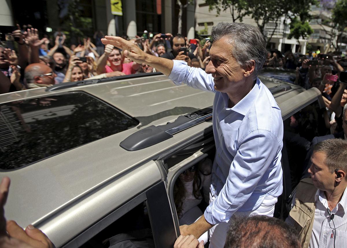 Buenos Aires-guvernören Mauricio Macri pekas ut som segrare i det argentinska presidentvalet.