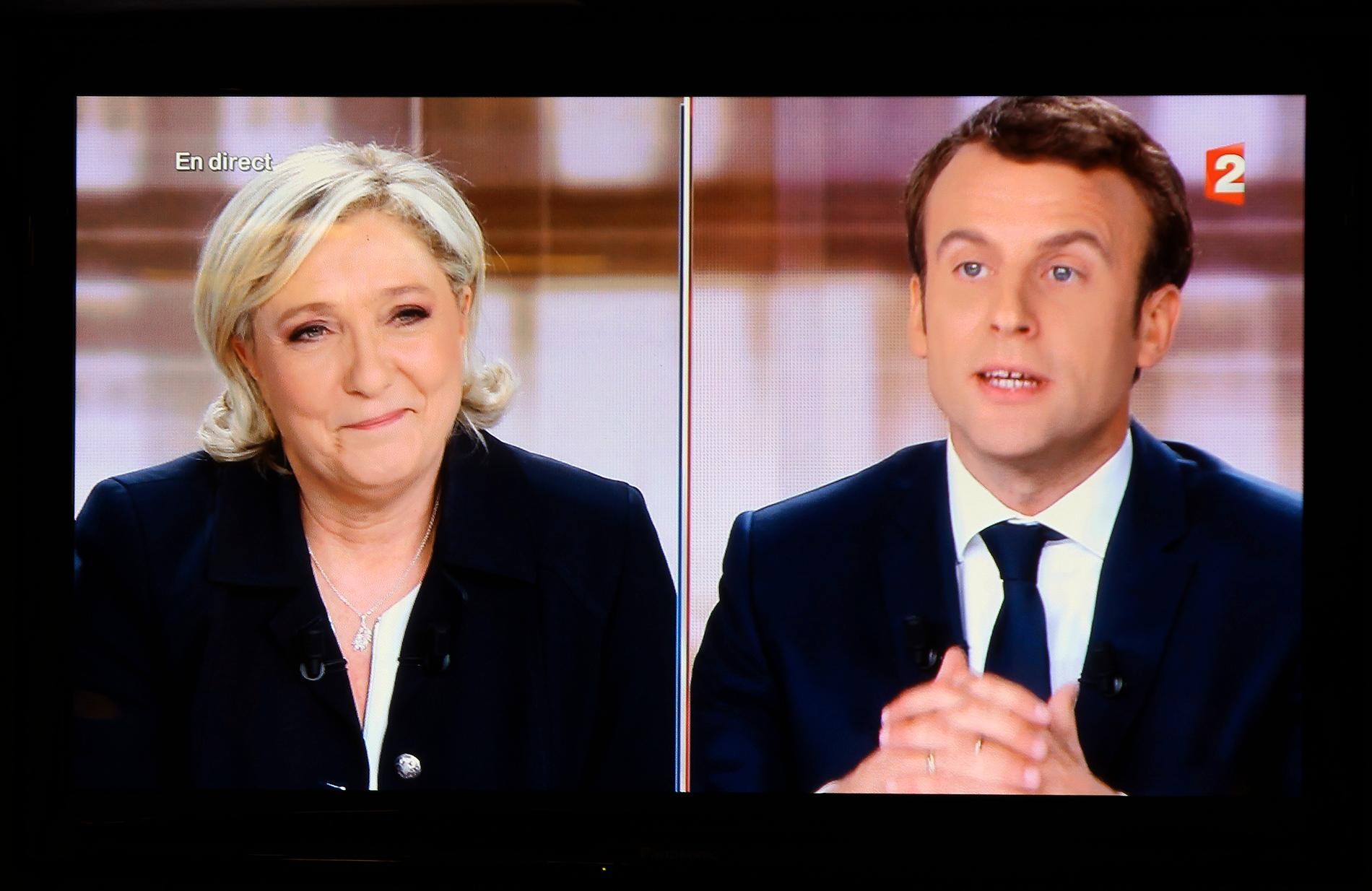 Marine Le Pen och Emmanuel Macron i tv-debatt inför den avgörande omgången i franska presidentvalet 2017. Mycket tyder på att duon möter varandra på nytt i nästa års val. Arkivfoto.