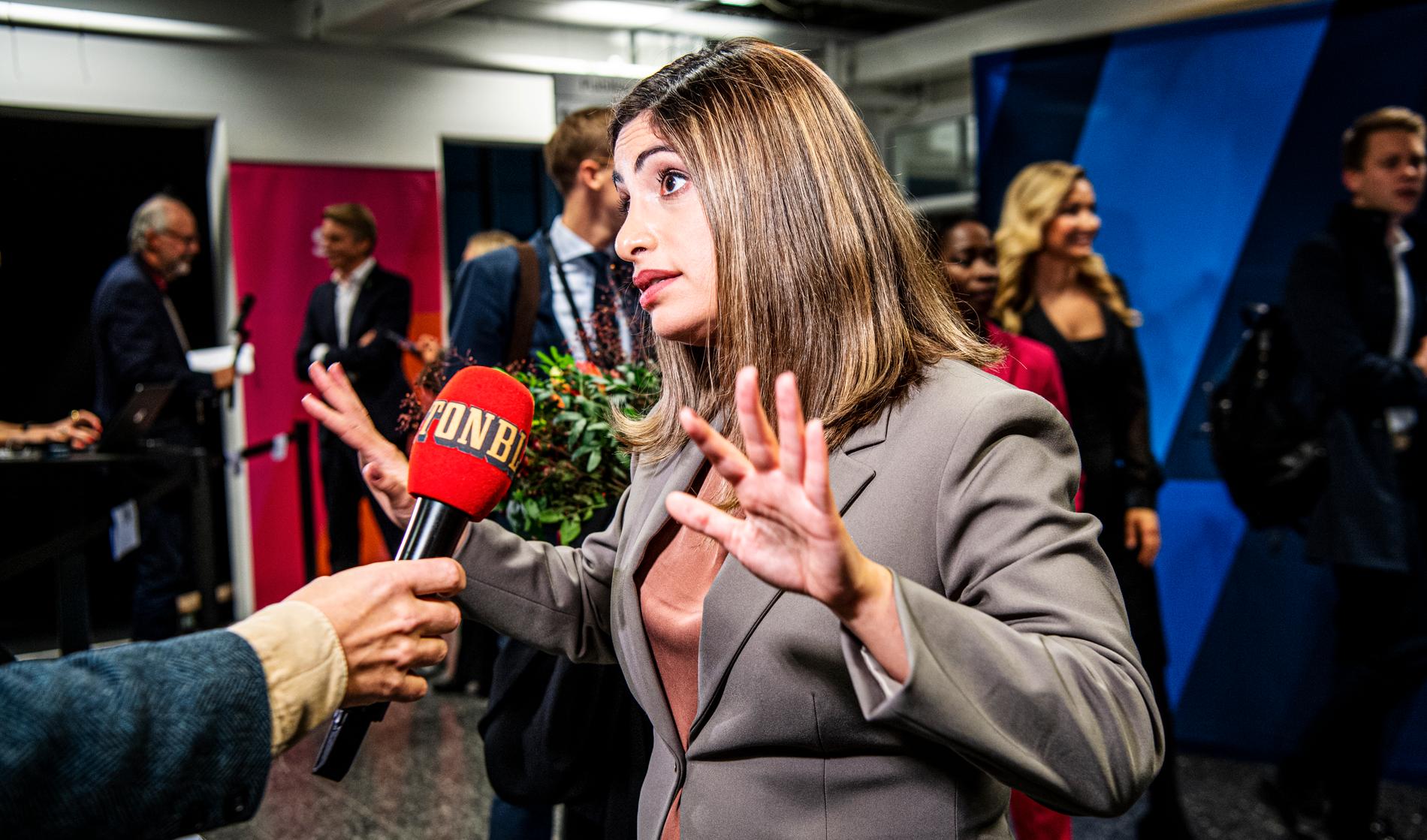 Vänsterpartiets ledare Nooshi Dadgostar har strålkastarljuset på sig nu – pratar med Aftonbladet i samband med partiledardebatten i SVT:s ”Agenda”. 