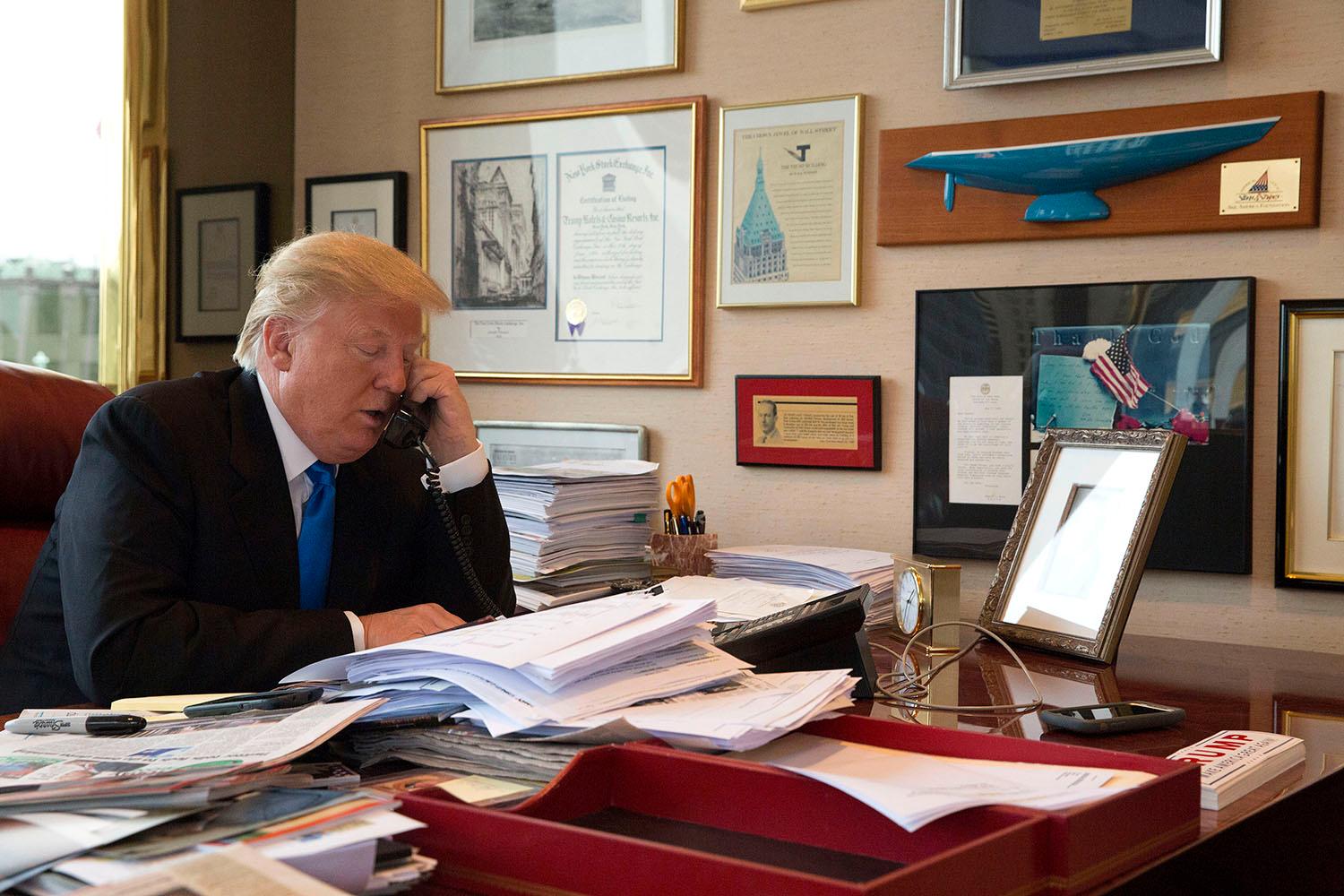 Trump telefonerar i en arkivbild. Enligt bildinformationen pratar han med sin dotter Ivanka från kontoret i Trump tower.