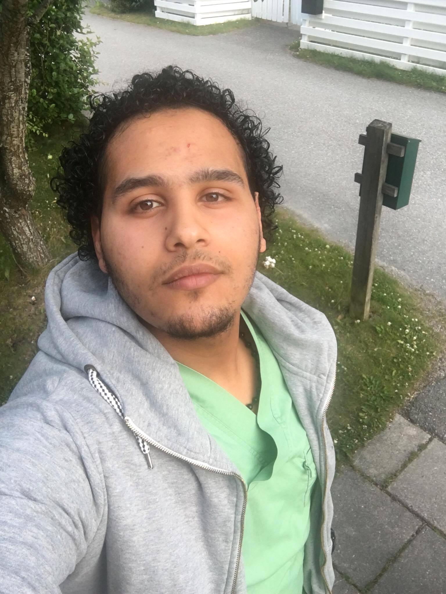 Bisharah Bisharah, 20, från Västerås kastade sig in i det brinnande huset för att evakuera de boende.