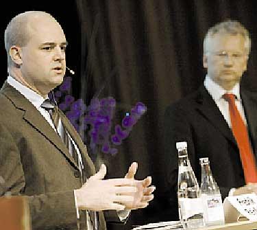 TIDIG VALDEBATT Fredrik Reinfeldt (m) och Pär Nuder (s) debatterade jobben på Grand hotell i Stockholm i går.