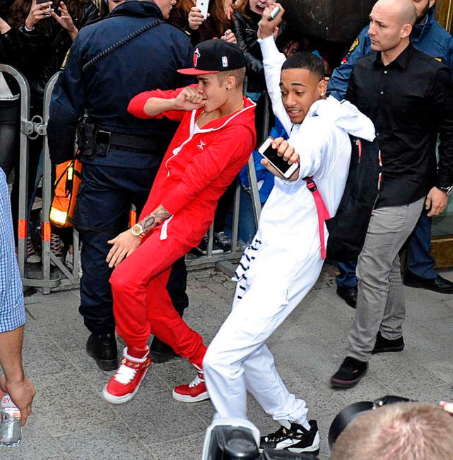 Justin Bieber var på danshumör även när han var på väg in i bussen inför Globenkonserten i går.