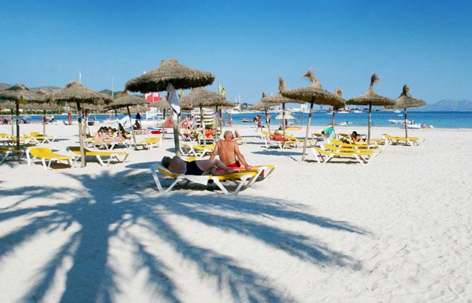 ALCÚDIA, MALLORCA Den 14 kilometer långa och långgrunda stranden har finkornig mjuk sand, och här känns aldrig trångt trots att det alltid är mycket folk. De flesta hotellen ligger direkt på stranden bidrar till en lugn och trygg stämning utan störande biltrafik. Boka din resa till Mallorca här!