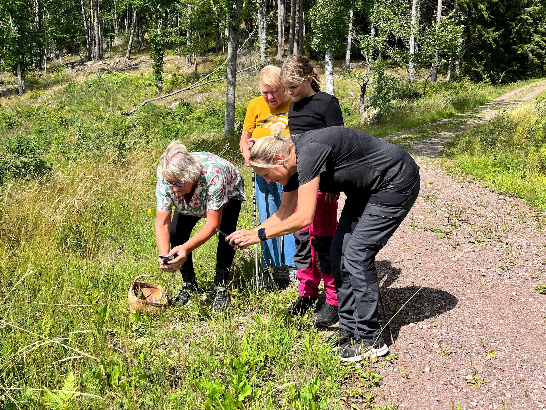 Karin och Sara Lago hittade ormen på en svamptur tillsammans med dottern Linnea, Karins faster Annie och mamma Irma.