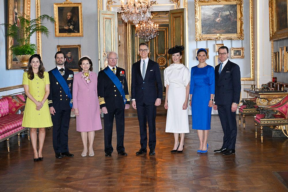 Presidentparet träffade kronprinsessan Victoria, prins Daniel, prins Carl Philip och prinsessan Sofia på slottet. 