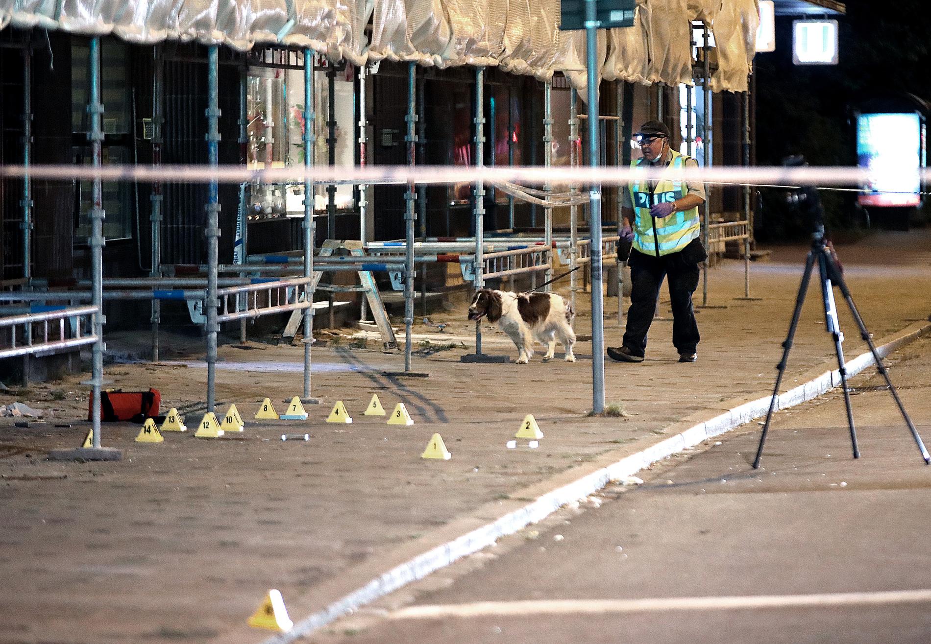 Två män har dödats och fyra har skadats i en skottlossning i Malmö.