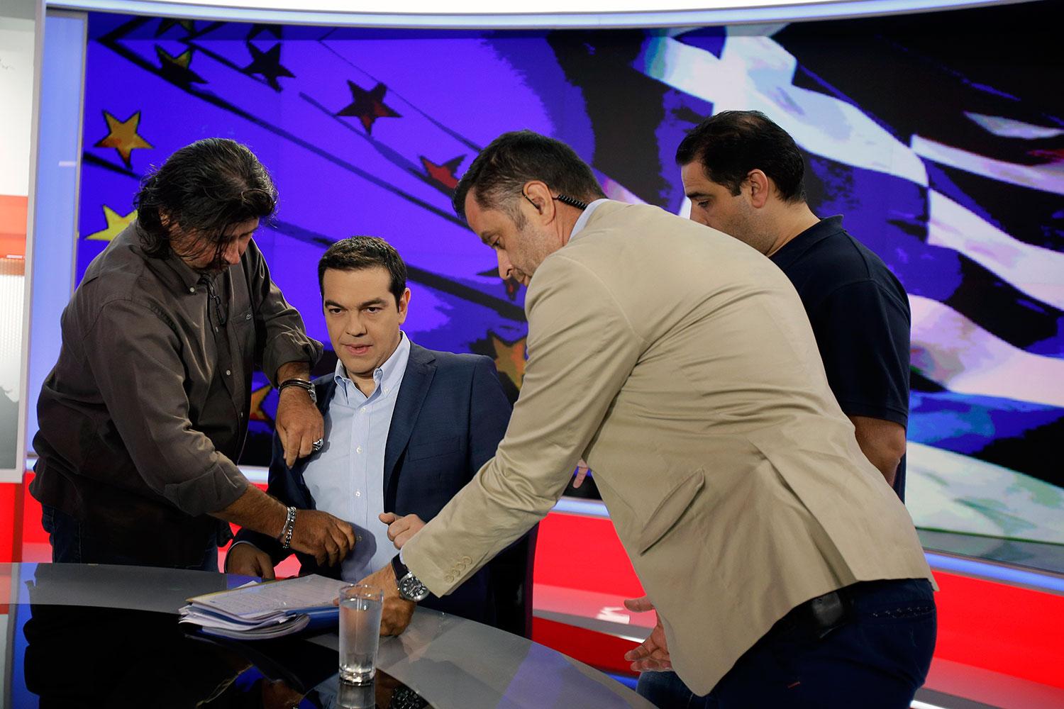 Tsipras förbereds för tv-intervjun.