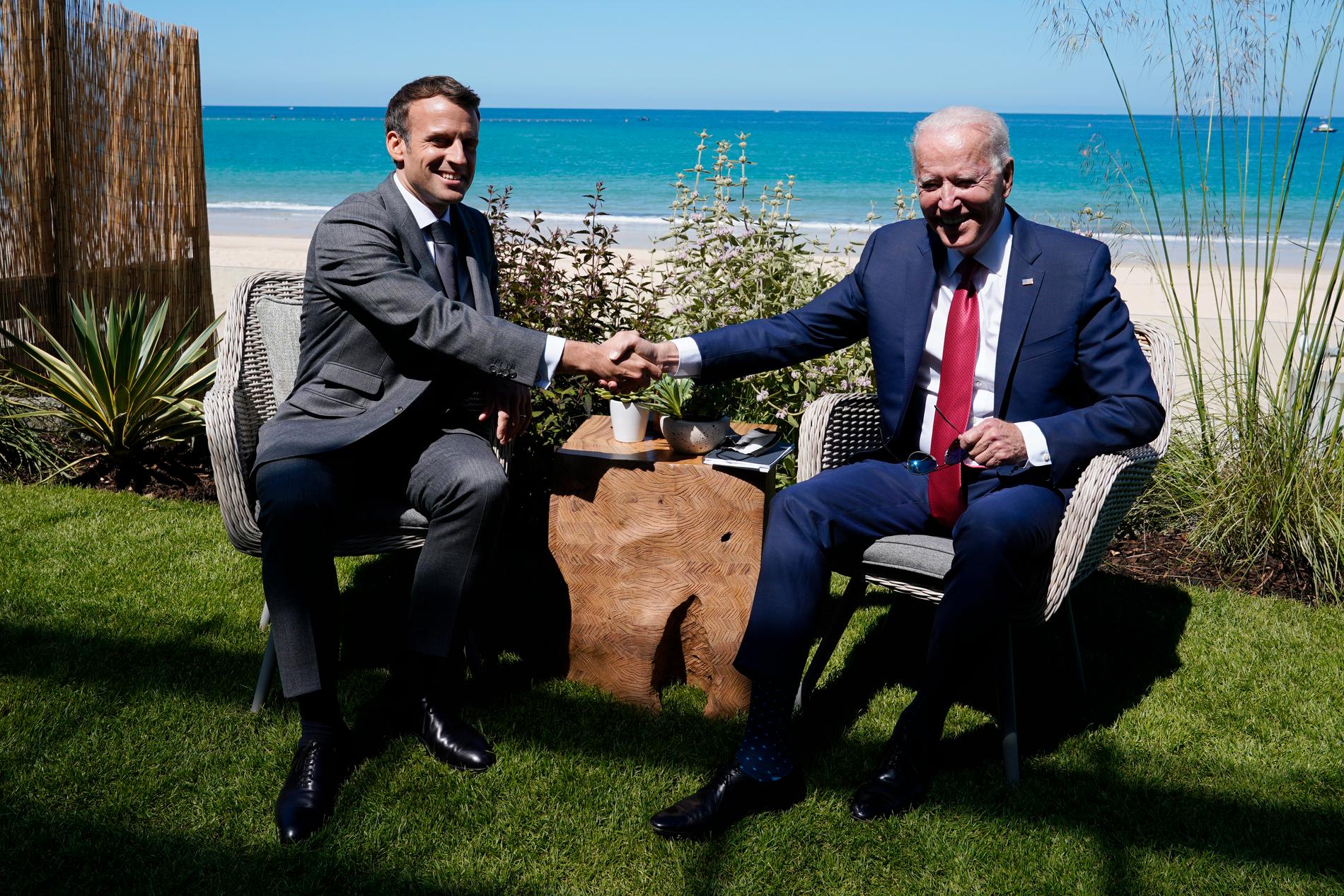 Frankrikes Emmanuel Macron och USA:s Joe Biden när presidenterna träffades vid G7-mötet i England i juni.