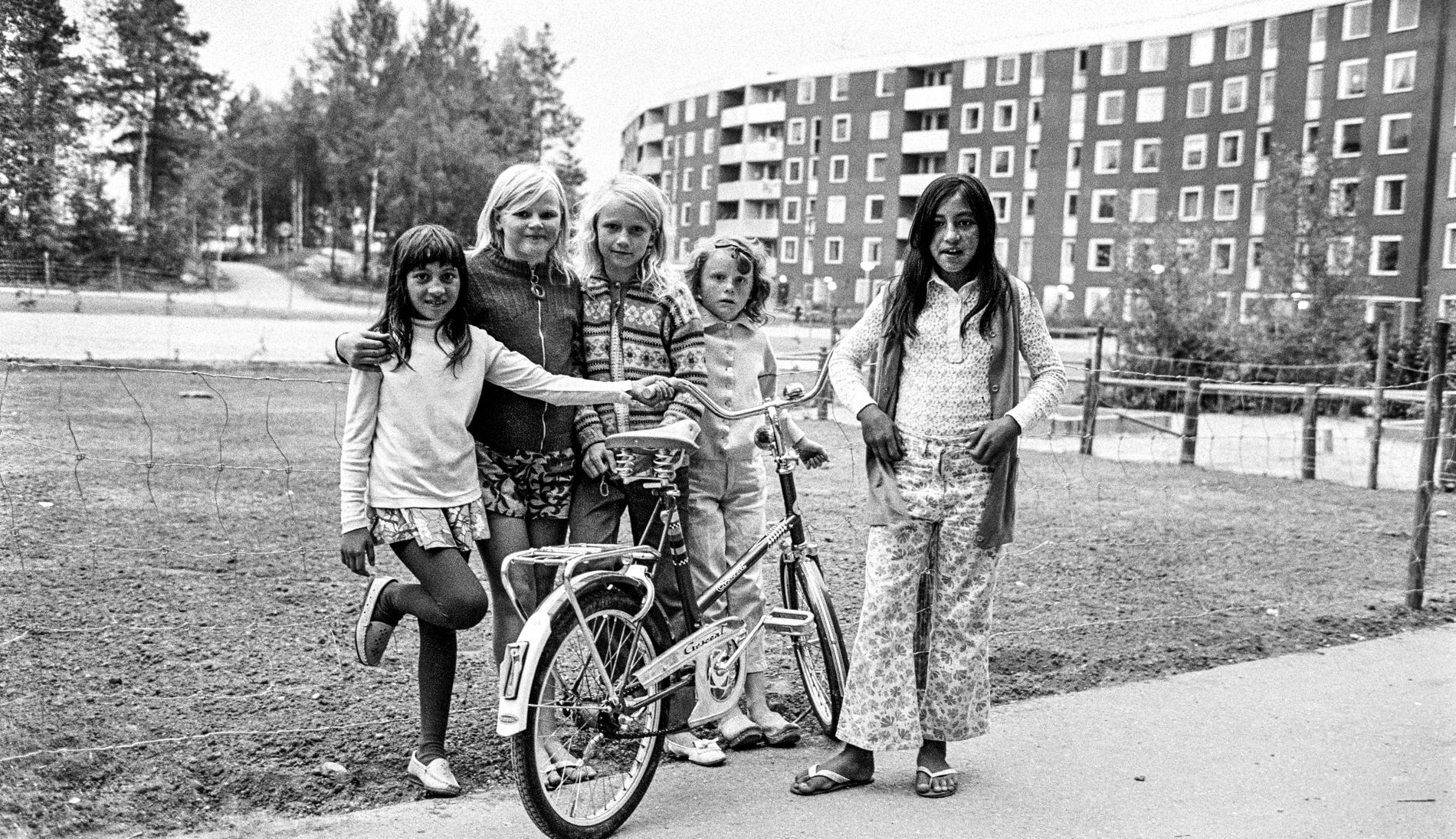Flickor i stadsdelen Brandkärr i Nyköping i ”Året var 1970”.
