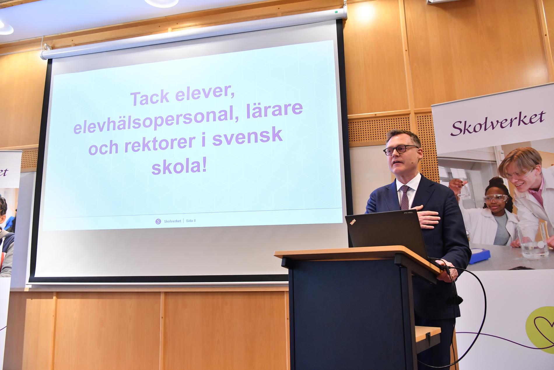 Skolverkets generaldirektör Peter Fredriksson presenterade Pisarapporten under en pressträff i Stockholm i december. Arkivbild.