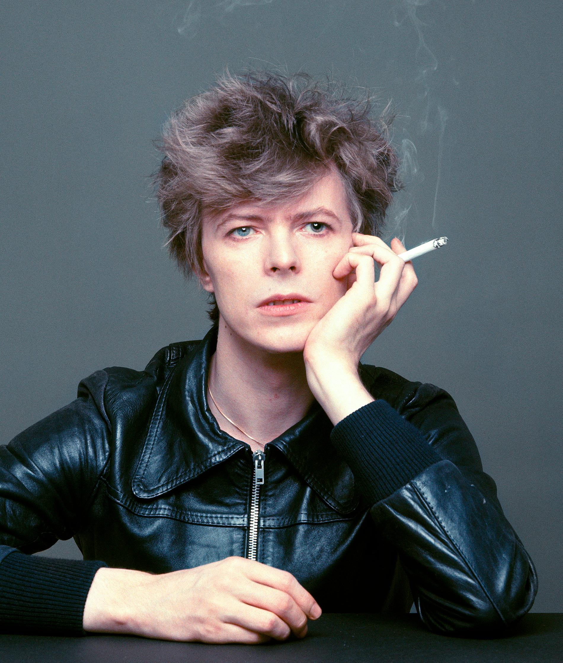 Ziggy Stardust var historia och David Bowie var i Tokyo 1977 för att lansera Iggy Pops första soloskiva. Masayoshi Sukita fick en timmes fotosession. Pressbild.