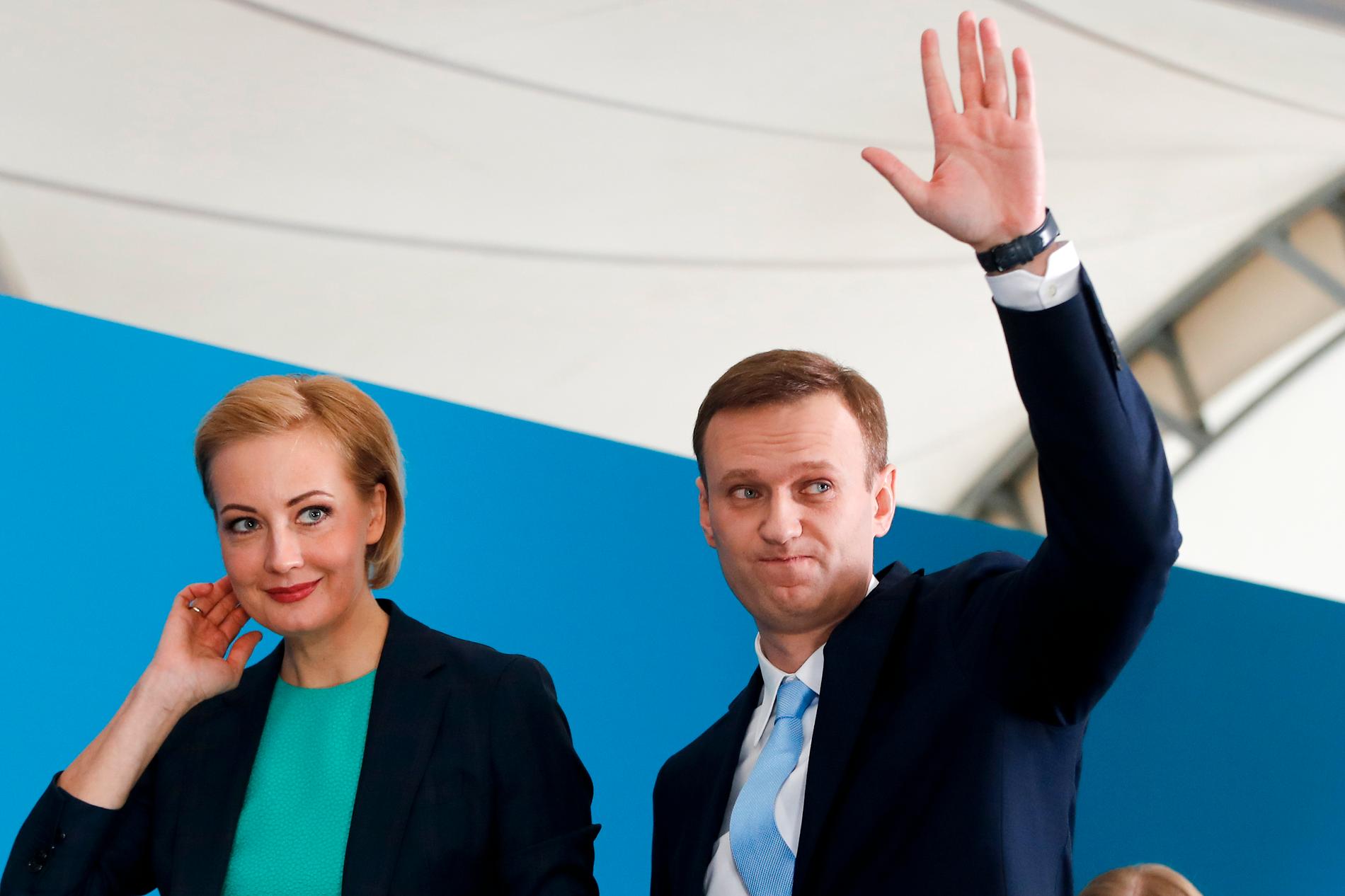 Aleksej Navalnyj med sin fru Julia Navalnaja 2017.