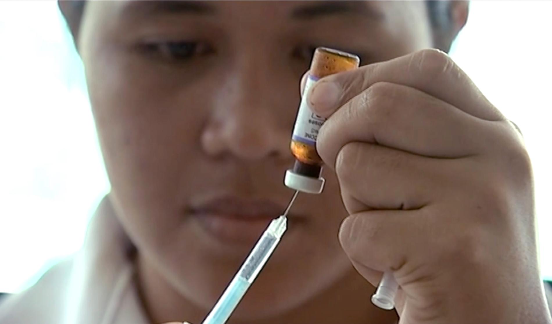Nyzeeländsk vårdpersonal förbereder en spruta med mässlingvaccin vid en klinik i Apia, Samoa. Arkivbild.