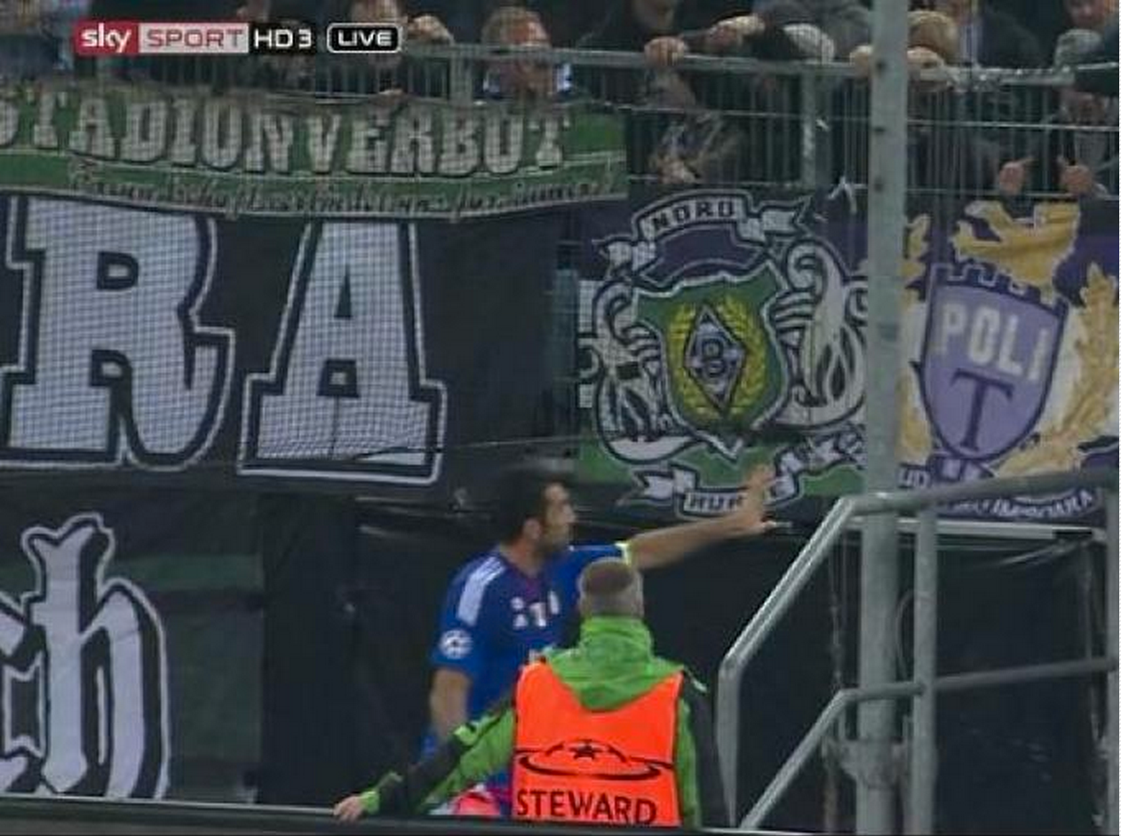 Buffon vill ha en Borussia Mönchengladbach-halsduk – men körs bort av arga motståndarfans. Foto: Skärmdump Sky Sports