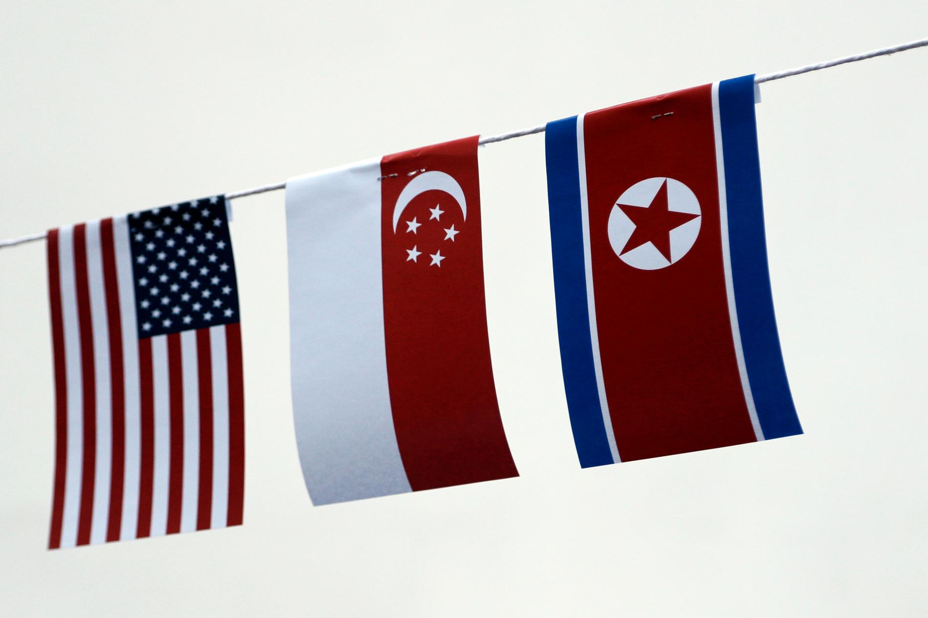 USA:s, Singapores och Nordkoreas flaggor vajar utanför en bar i Singapore, där toppmötet mellan USA:s president Donald Trump och Nordkoreas ledare Kim Jong-Un är tänkt att äga rum nästa vecka.