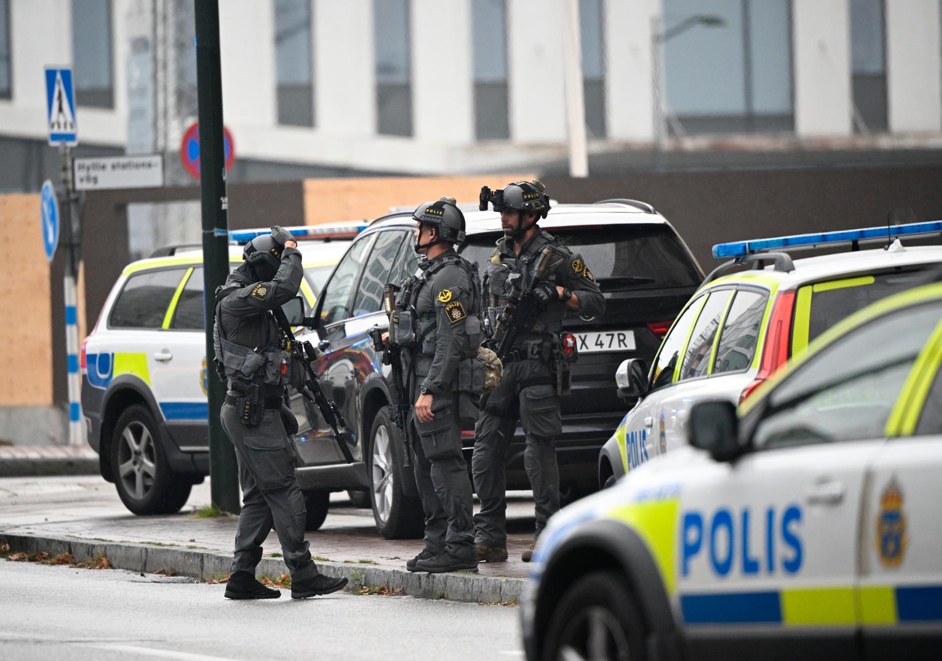 Två personer har skadats i samband med en skottlossning på köpcentrumet Emporia i Malmö.