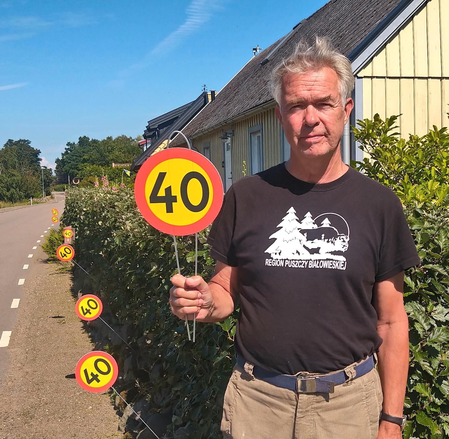 Peter Göransson bor längs vägen, och tillsammans med grannar satte upp 40-skyltarna.
