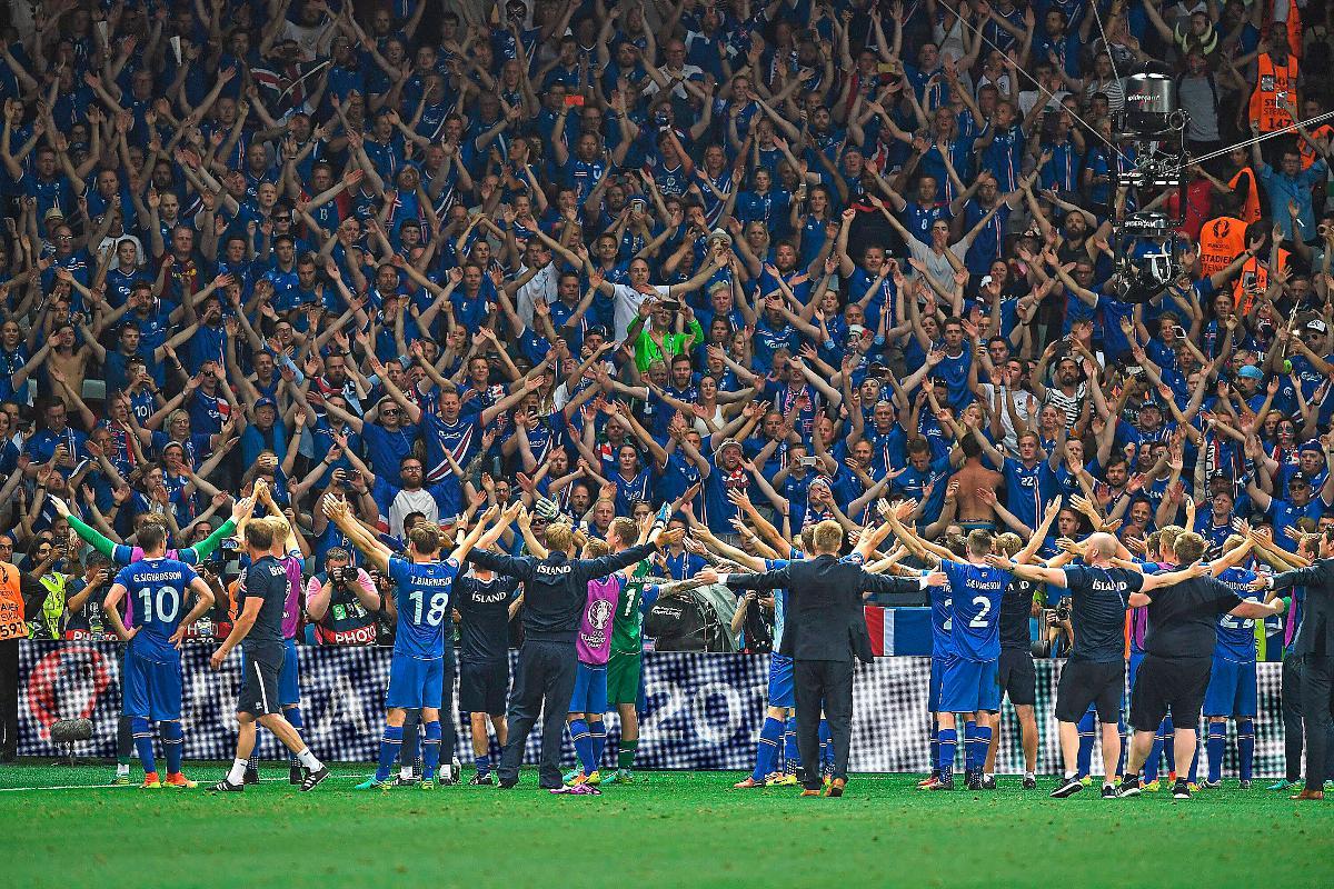 Spelare och fans firade Islands seger ihop.