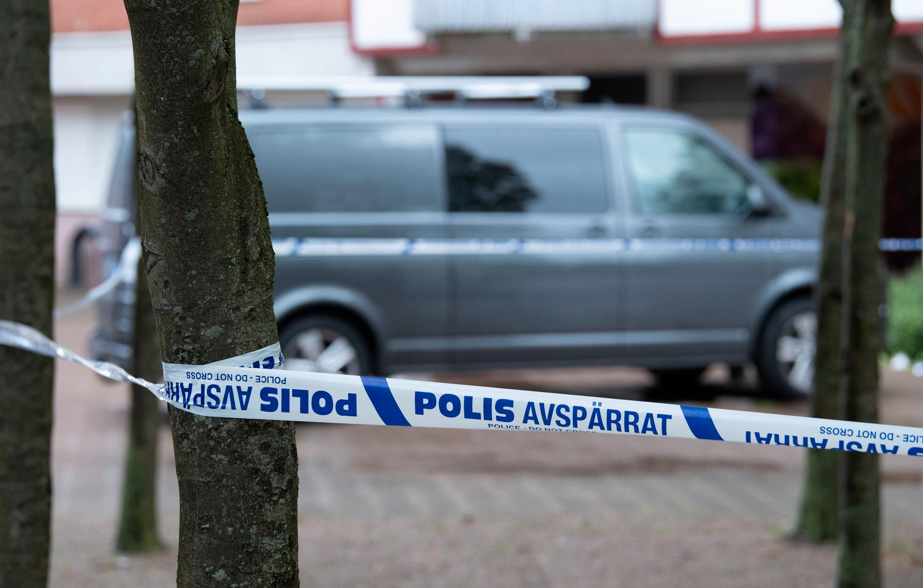 En svårt skadad man i 30-årsåldern hittades utomhus i Helsingborg under natten och avled senare på sjukhus.