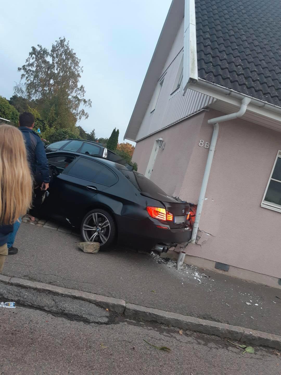 Bilen kraschade in i Angelicas hem. 