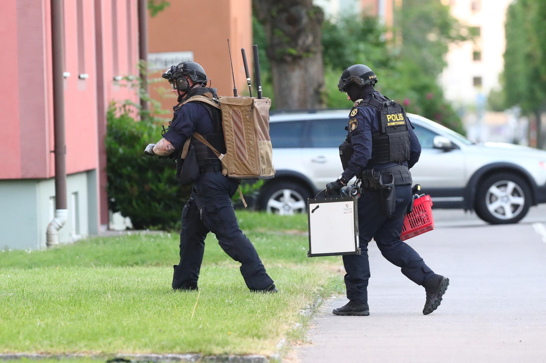 Polisens bombtekniker arbetade med det misstänkta föremålet i Linköping.