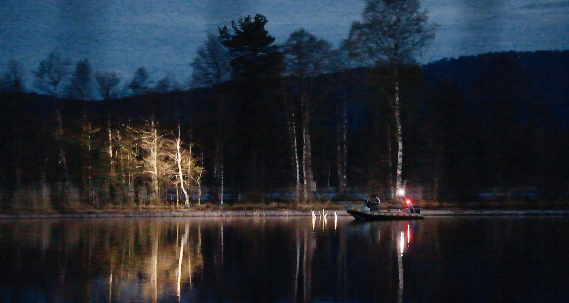 Polis söker vid sjön där Tova hittades.