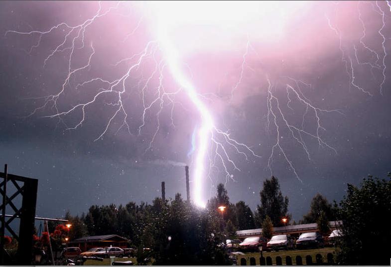 Blixtbild Åskoväder lyste med kraftiga blixtar upp Mora i Dalarna i juli förra året.
Foto: Kenny Åström