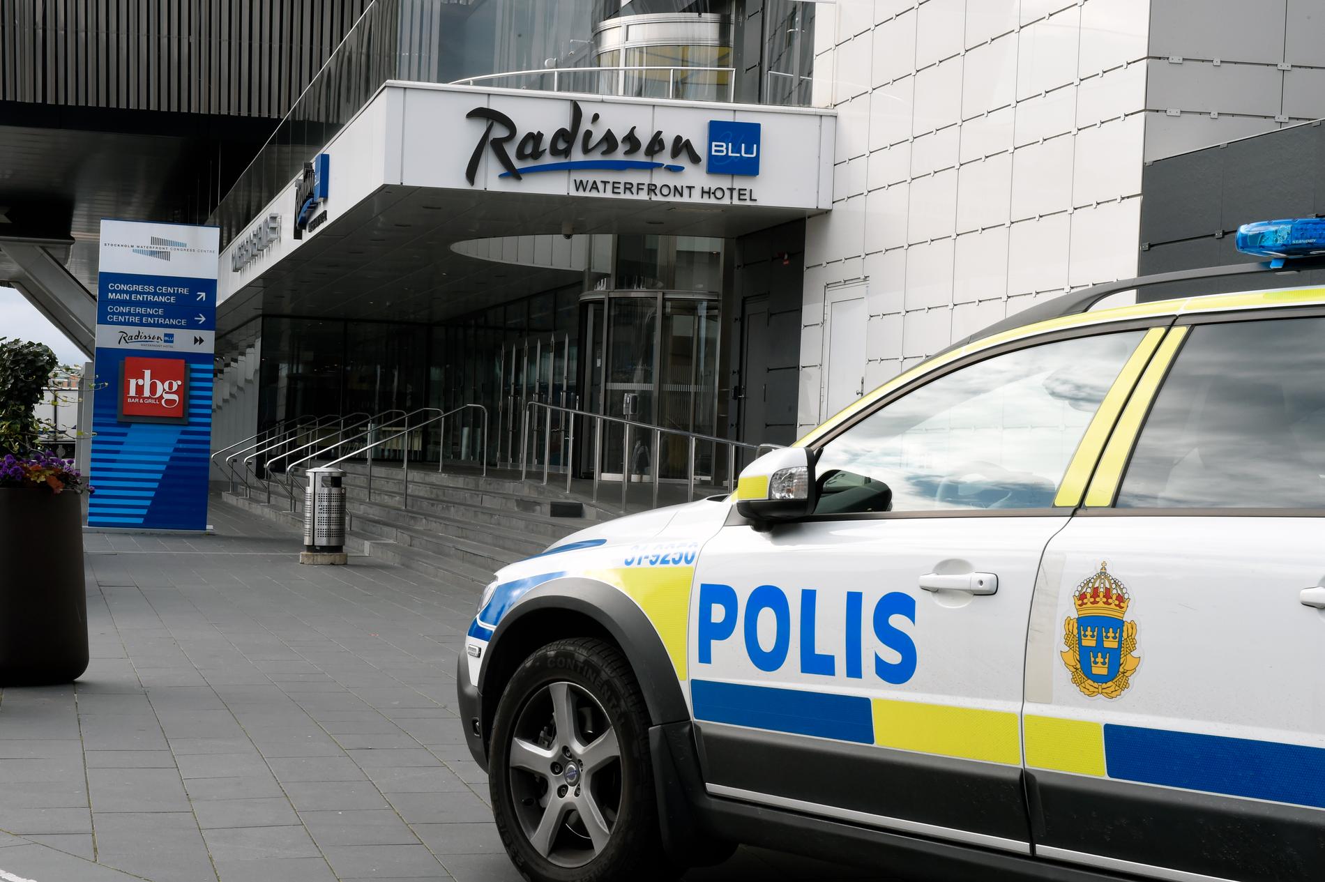 Polis på plats vid Waterfront Hotel i centrala Stockholm tidigt på söndagsmorgonen.