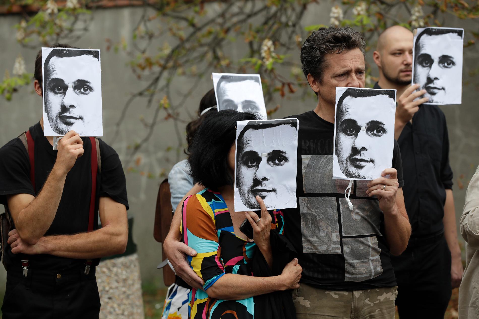 Fängelsedomen mot Oleg Sentsov har mött skarp internationell kritik. Här demonstrerar människor utanför Rysslands ambassad i Prag förra året genom att hålla upp ett porträtt av Sentsov. Arkivbild.