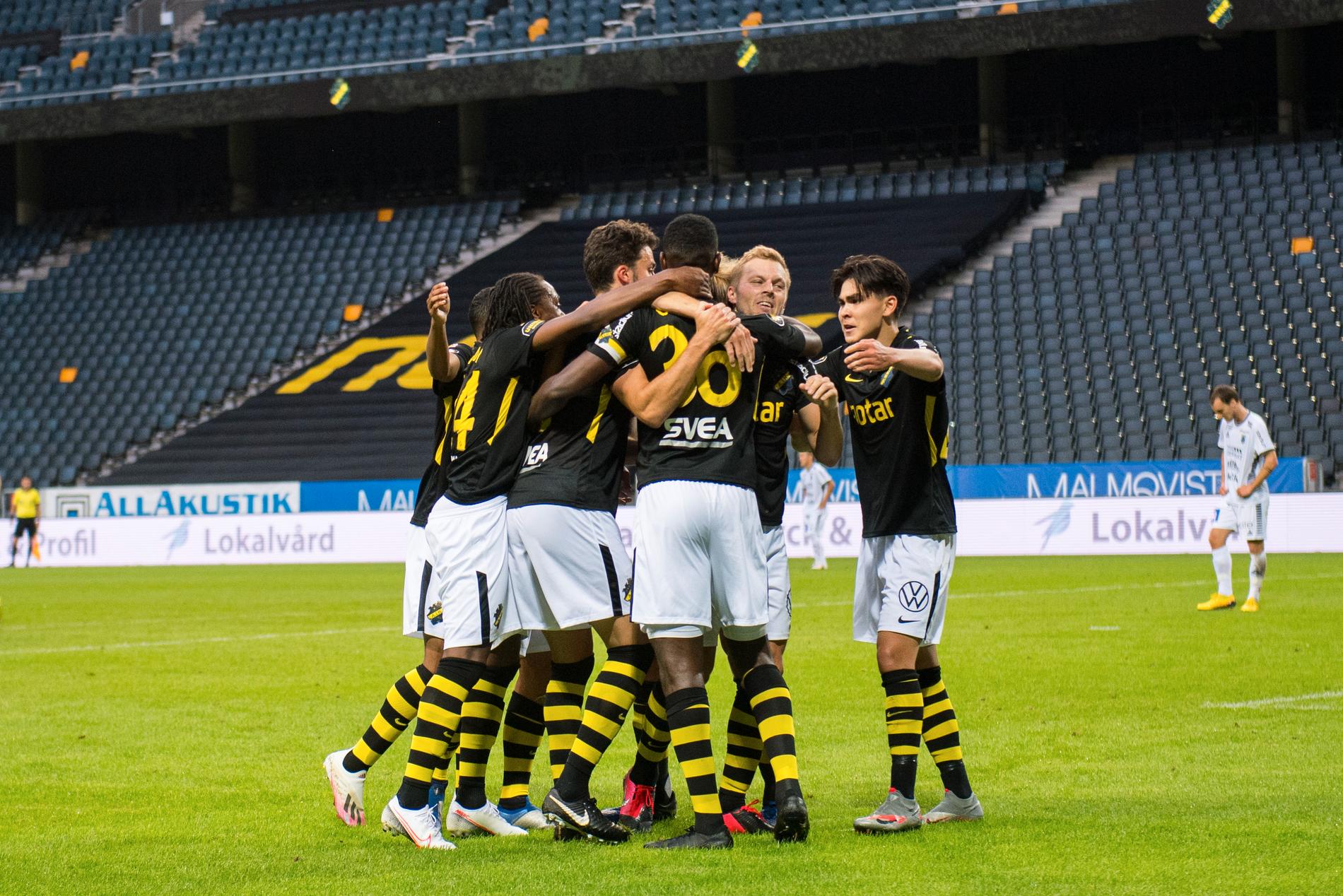 AIK-spelare (med Eric Kahl längst till höger) firar segermålet mot Sirius. 